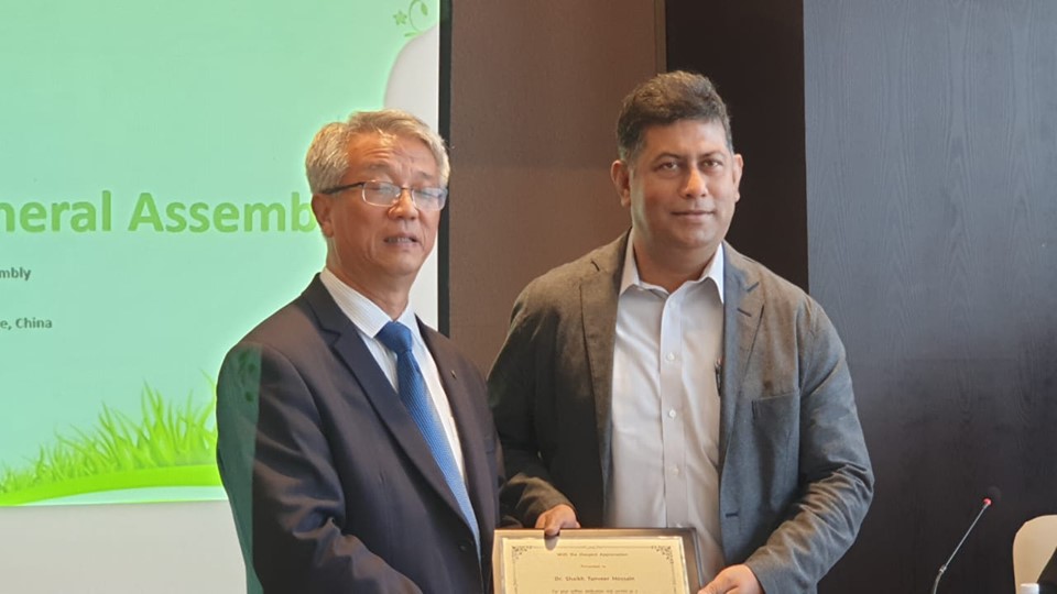 Dr. Shaikh Tanveer Hossain taking award